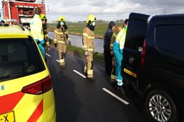 Auto op de kop in het water bij De Goorn: bestuurster gered door omstanders