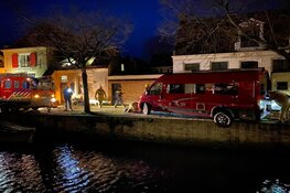 Busje blijft op de rand van de kade hangen in Enkhuizen