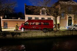 Busje blijft op de rand van de kade hangen in Enkhuizen