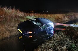 Auto raakt te water langs de Westfrisiaweg (N307) in Hoogkarspel