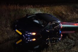 Auto raakt te water langs de Westfrisiaweg (N307) in Hoogkarspel