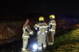 Auto raakt te water langs de Westfrisiaweg (N307) in Hoogkarspel