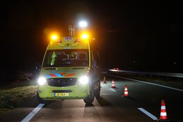 Auto raakt te water langs de Westfrisiaweg (N307) in Hoogkarspel