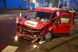 Bestelbus tegen vrachtwagen gereden in Opmeer