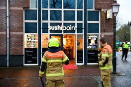 Mistgenerator gaat af bij Sushipoint in Hoorn: veel brandweer ter plaatse