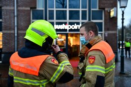 Mistgenerator gaat af bij Sushipoint in Hoorn: veel brandweer ter plaatse