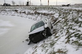 Auto op het ijs na ongeval in Obdam