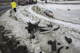 Auto op het ijs na ongeval in Obdam