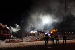 Felle brand in vrachtwagen bij distributiecentrum in Zwaag
