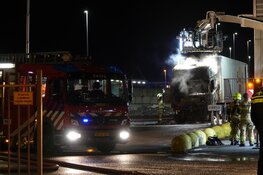 Felle brand in vrachtwagen bij distributiecentrum in Zwaag