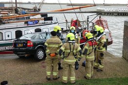 Automobilist tussen wal en het schip