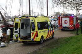 Automobilist tussen wal en het schip