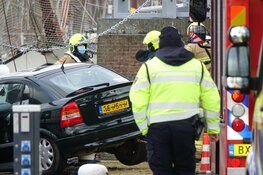 Automobilist tussen wal en het schip