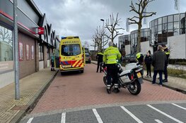 Automobilist tikt oudere man op fiets aan en loopt hoofdwond op