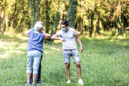 Jong en oud delen het geheim van geluk