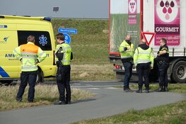Fietser aangereden door vrachtwagen in Westwoud