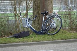 Oudere vrouw wordt aangereden op de fiets door auto in Medemblik