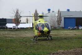 Oudere vrouw wordt aangereden op de fiets door auto in Medemblik