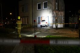Auto rijdt huis binnen in Hoorn