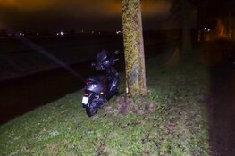 Scooterbestuurder zwaargewond aangetroffen in Andijk
