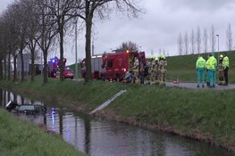 Voertuig te water langs de Lagere in Hoorn