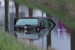 Voertuig te water langs de Lagere in Hoorn