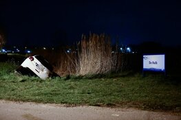 Auto in greppel in Hoorn
