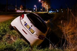 Auto in greppel in Hoorn