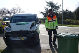 Bestelbus rijdt achterop taxi in Schellinkhout