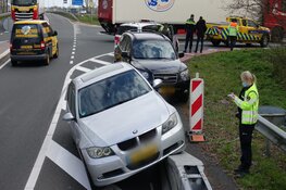 Auto wordt afgesneden en eindigt op vangrail