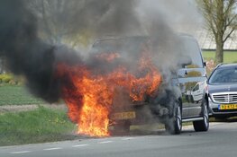 Auto vliegt in brand in Lutjebroek