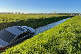Taxi belandt in sloot bij Venhuizen