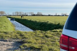 Taxi belandt in sloot bij Venhuizen