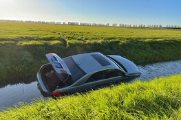 Taxi belandt in sloot bij Venhuizen