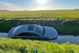 Taxi belandt in sloot bij Venhuizen