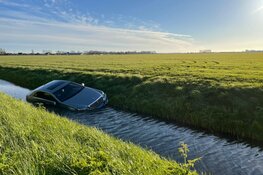 Taxi belandt in sloot bij Venhuizen