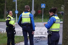 Auto botst tegen boom in Zwaag