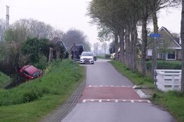 Auto belandt in sloot op Brakeweg in Medemblik