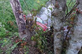 Auto belandt in sloot op Brakeweg in Medemblik