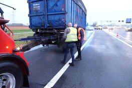 Vrachtwagen raakt wiel kwijt op A7
