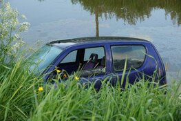 Auto raakt te water in Medemblik: bestuurder gevlucht
