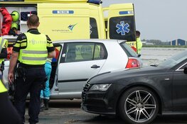 Twee auto&#39;s botsen in Andijk, persoon naar het ziekenhuis gebracht