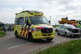Twee auto&#39;s botsen in Andijk, persoon naar het ziekenhuis gebracht