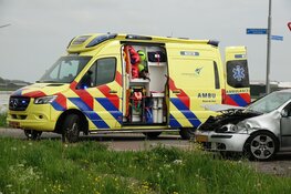 Twee auto&#39;s botsen in Andijk, persoon naar het ziekenhuis gebracht