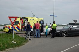 Twee auto&#39;s botsen in Andijk, persoon naar het ziekenhuis gebracht