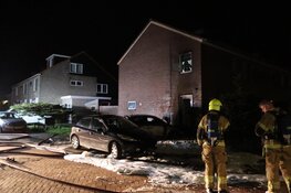 Auto tegen woning geduwd en in brand gestoken in Obdam