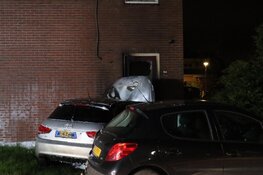Auto tegen woning geduwd en in brand gestoken in Obdam