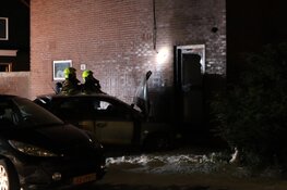 Auto tegen woning geduwd en in brand gestoken in Obdam