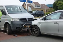 Veel schade bij botsing met drie voertuigen in Hem