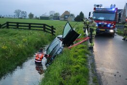 Auto te water in Zuidermeer